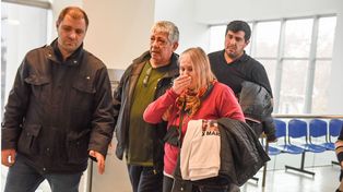 Los padres de Marcos Guenchul se retiran desilusionados del Centro de Justicia Penal por el fallo que absolvió a Priscila Denoya.