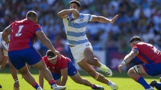 Como pidiendo permiso, el centro rosarino y capitán de Los Pumas Jerónimo de la Fuente se abre paso entre la defensa trasandina. Los Pumas ganaron con autoridad.