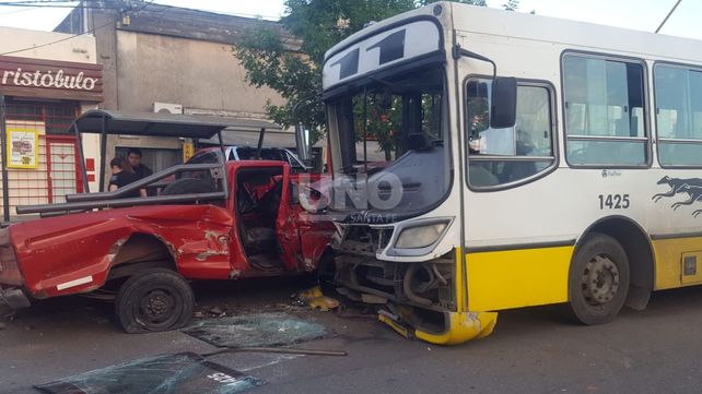 Una camioneta chocó de frente contra un colectivo de la Línea 11: siete personas terminaron en el hospital