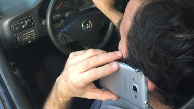 Multas. Usar el celular al volante tiene una pena de 50 a 150 unidades fijas (2.400 a 7.200 pesos).