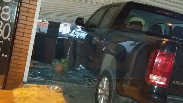 Chocó con la camioneta el negocio de su expareja y se encerró en el baño