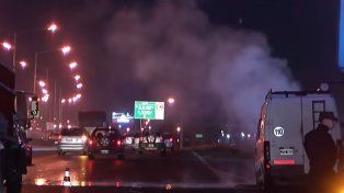 Susto en Circunvalación: la camioneta en la que viajaban se prendió fuego al amanecer