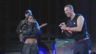 Tini no aguantó la emoción al cantar con Coldplay en Saturday Night Live.