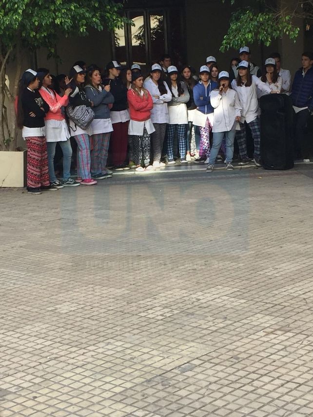 Repudio generalizado. La mayoría de los 700 alumnos fueron vestidos de la misma manera.