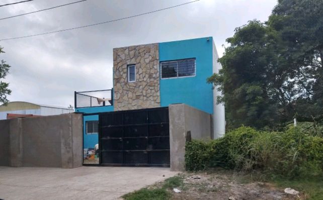 La casa de dos plantas edificada en Serodino a órdenes de un preso acusado de dirigir una banda desde Piñero.
