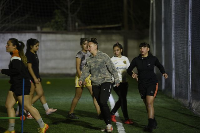 Las chicas no paran de entrenar. A la hora señalada, el plantel comandado por Mailén Lita Fernández, con mucha dedicación y responsabilidad, no se pierde ningún entrenamiento