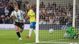 Enzo Fernández ya convirtió y corre a gritarlo. Fue el segundo tanto de Argentina ante Brasil, en el Monumental.