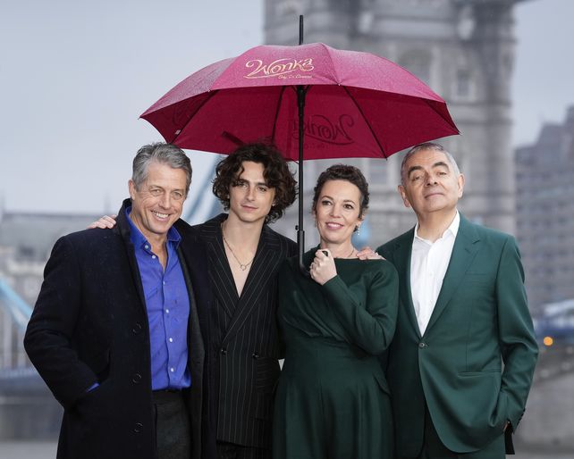 El elenco incluye estrellas como Hugh Grant, Olivia Colman y Rowan Atkinson. 