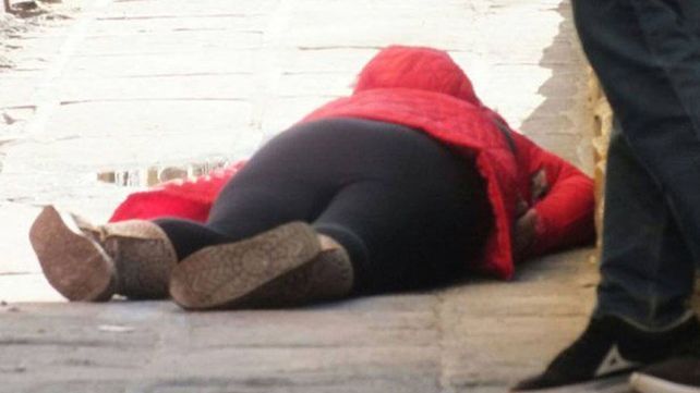 Estaba sentada en la vereda de su casa con un amigo y la mataron de ocho balazos