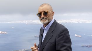 A pura ironía, Arturo Pérez Reverte dijo que la senadora Sandra Mendoza tiene todo para triunfar en España