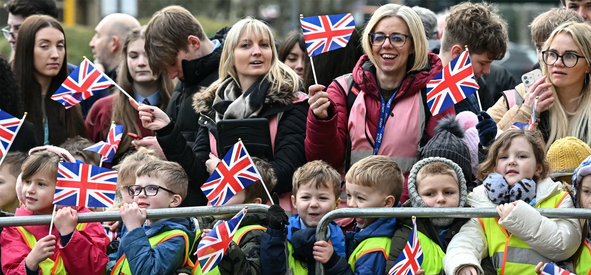 La gente espera en la estación de la ciudad la llegada del rey Carlos, Clitheroe, Inglaterra. Fotografía: Paul Ellis/Reuters La gente espera en la estación de la ciudad la llegada del rey Carlos, Clitheroe, Inglaterra. Fotografía: Paul Ellis/Reuters