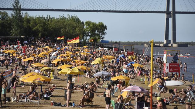 Los rosarinos buscaron la costa del rio para mitigar el calor
