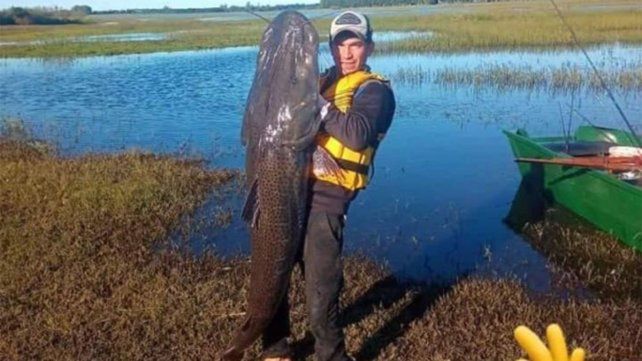 Los jóvenes pescadores de Villa del Rosario dieron detalles de la pesca y de la gran sorpresa que se llevaron por el tamaño del ejemplar