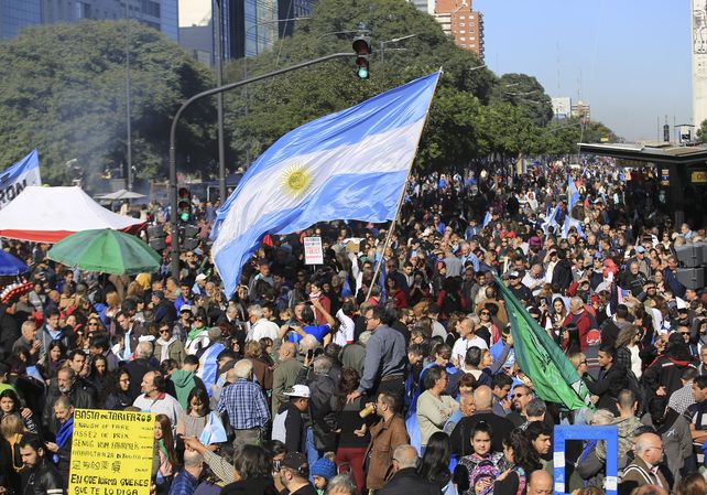 Multitudinaria marcha de actores y la oposición contra del acuerdo con el FMI