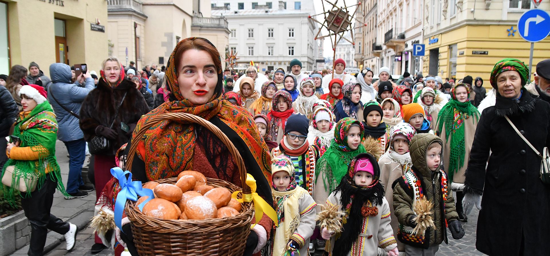 Niños ucranianos asisten a un desfile en la víspera de Navidad ortodoxa en el centro de Lviv, Ucrania, el miércoles 24 de diciembre de 2025. (Foto AP/Mykola Tys)