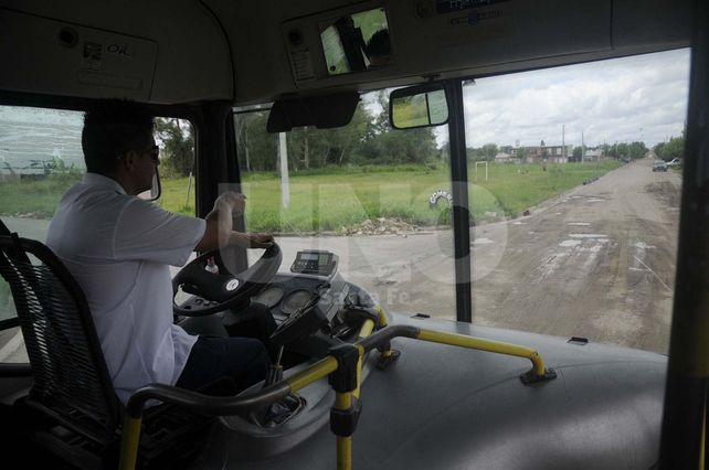 Impacto. La piedra que arrojaron al coche de la línea 13 produjo la rotura de la luneta y generó pánico entre los pasajeros