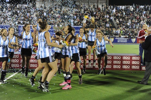 Luciana Aymar besa la copa del mundo