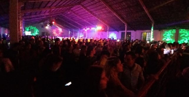 Universitario despidió abril a pura cumbia