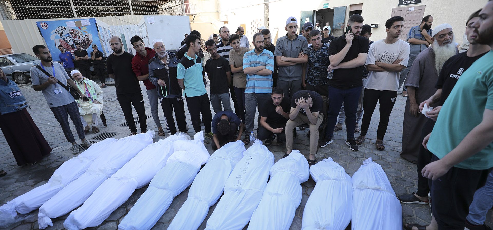 Los palestinos lloran a sus familiares muertos en el bombardeo israelí en la Franja de Gaza, en el hospital Al Aqsa en Deir el-Balah, el viernes 20 de octubre de 2023. (Foto AP/Ali Mahmoud) Los palestinos lloran a sus familiares muertos en el bombardeo israelí en la Franja de Gaza, en el hospital Al Aqsa en Deir el-Balah, el viernes 20 de octubre de 2023. (Foto AP/Ali Mahmoud)