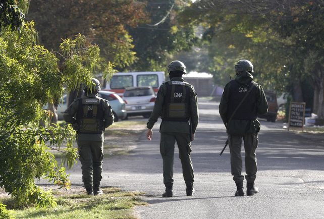 Un trío de gendarmes patrulla barrio Tablada.