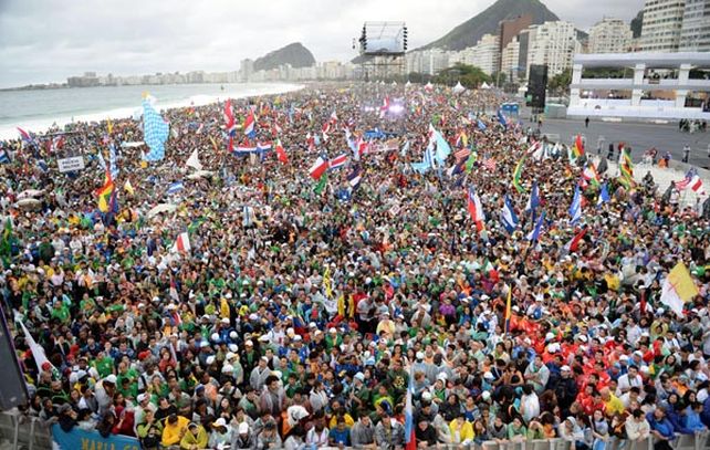 Miles de jóvenes de todo el mundo se congregaron en la arena de la playa más famosa