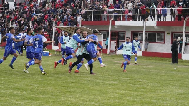 Todos con Benavídez, autor del gol de Argentino que le terminó dando el título de la Copa Santa Fe en Rafaela.