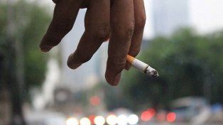 Mendoza prohíbe fumar en plazas y cerca de escuelas y hogares para ancianos