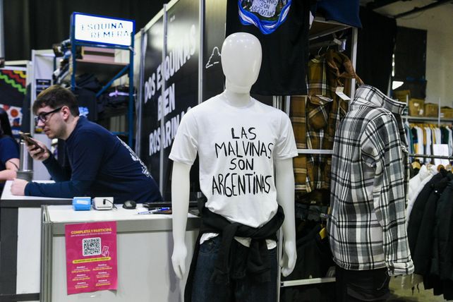 Outlet Rosario reúne a 40 marcas locales que muestran sus ofertas en indumentaria y calzado.