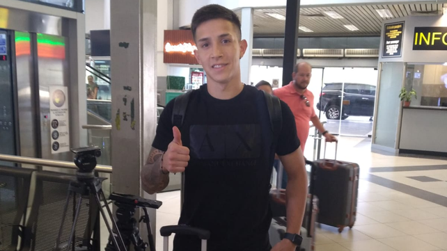 El Coyote Rodríguez levanta el pulgar antes de subir al avión en el aeropuerto de Asunción.