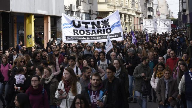 Una multitudinaria marcha cerró filas en defensa de la universidad pública