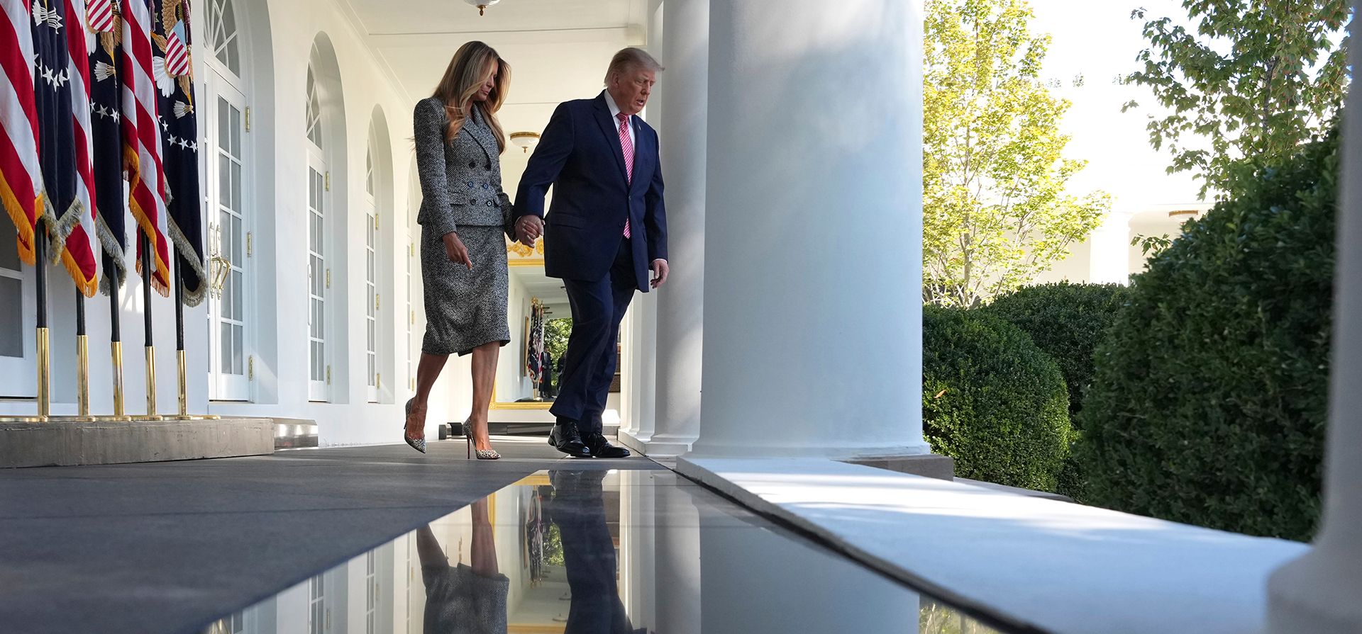 El presidente Donald Trump y la primera dama Melania Trump caminan hacia un evento sobre la salud de la mujer en el Jardín de las Rosas de la Casa Blanca, el lunes 19 de octubre de 2026, en Washington. (Foto AP/Alex Brandon)