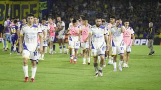 La salida de los jugadores de Central tras caer en la Bombonera. Boca se lo ganó en la primera mitad.