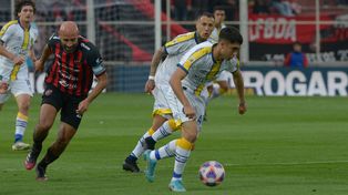 Facundo Buonanotte intenta la individual en el último partido canalla, ante Patronato.