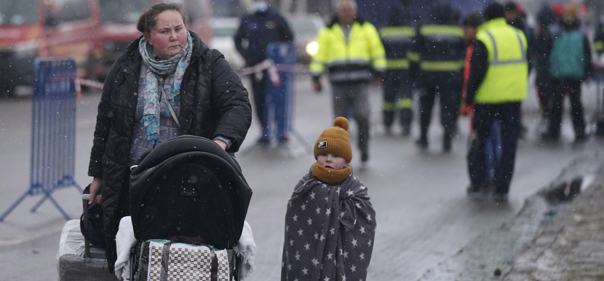 Una madre junto a su hijo cruzan la frontera ucraniana hacia Siret, Rumania, el miércoles 2 de marzo de 2022.