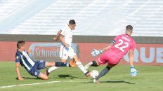 Matías Orihuela saca el derechazo frente a Herrera que pegará en el palo derecho. Matías Orihuela saca el derechazo frente a Herrera que pegará en el palo derecho.