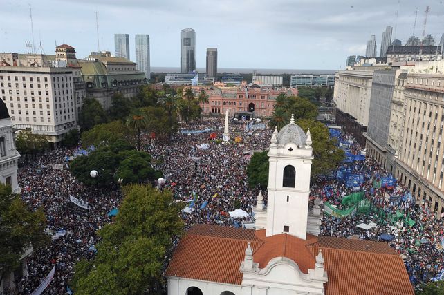Plaza llena. Organizaciones de derechos humanos y militantes de organizaciones sociales se concentraron frente a la Rosada. (Foto Télam)