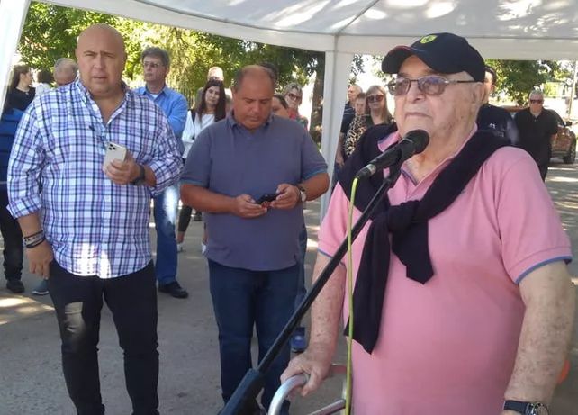 En marzo de este año la comuna de Plaza Clucellas y los fans del automovilismo homenajearon al legendario piloto. Desde entonces la avenida de acceso a la localidad lleva su nombre.