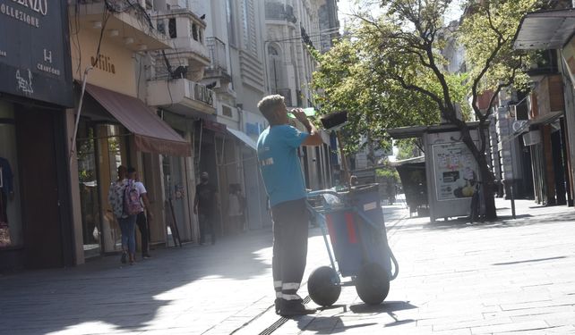 CENTRO ROSARINO. En una desértica peatonal Córdoba