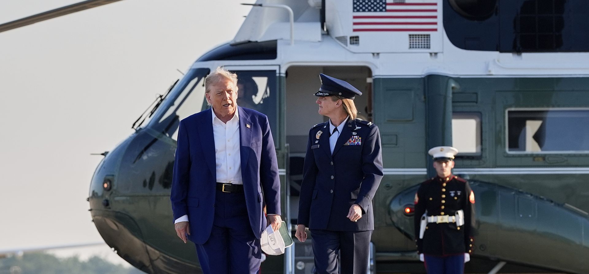 El presidente Donald Trump, escoltado por la coronel de la Fuerza Aérea Angela F. Ochoa, comandante de la 89.ª Ala de Transporte Aéreo, camina desde el Marine One para abordar el Air Force One, el martes 24 de junio de 2025, en la Base Conjunta Andrews, Maryland. (Foto AP/Alex Brandon) El presidente Donald Trump, escoltado por la coronel de la Fuerza Aérea Angela F. Ochoa, comandante de la 89.ª Ala de Transporte Aéreo, camina desde el Marine One para abordar el Air Force One, el martes 24 de junio de 2025, en la Base Conjunta Andrews, Maryland. (Foto AP/Alex Brandon)
