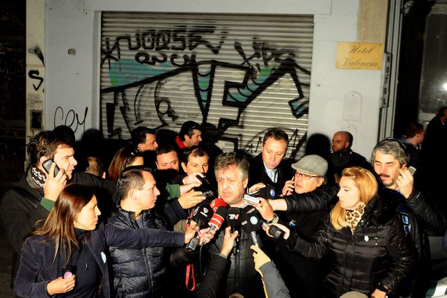 Operativo. El fiscal Carlos Stornelli enfrentó a la prensa en la vereda del hotel donde fue hallado el chico.