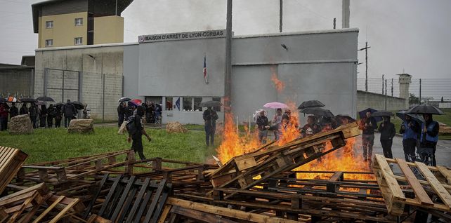 Trabajadores penitenciarios se reúnen durante una protesta frente a la prisión de Corbas