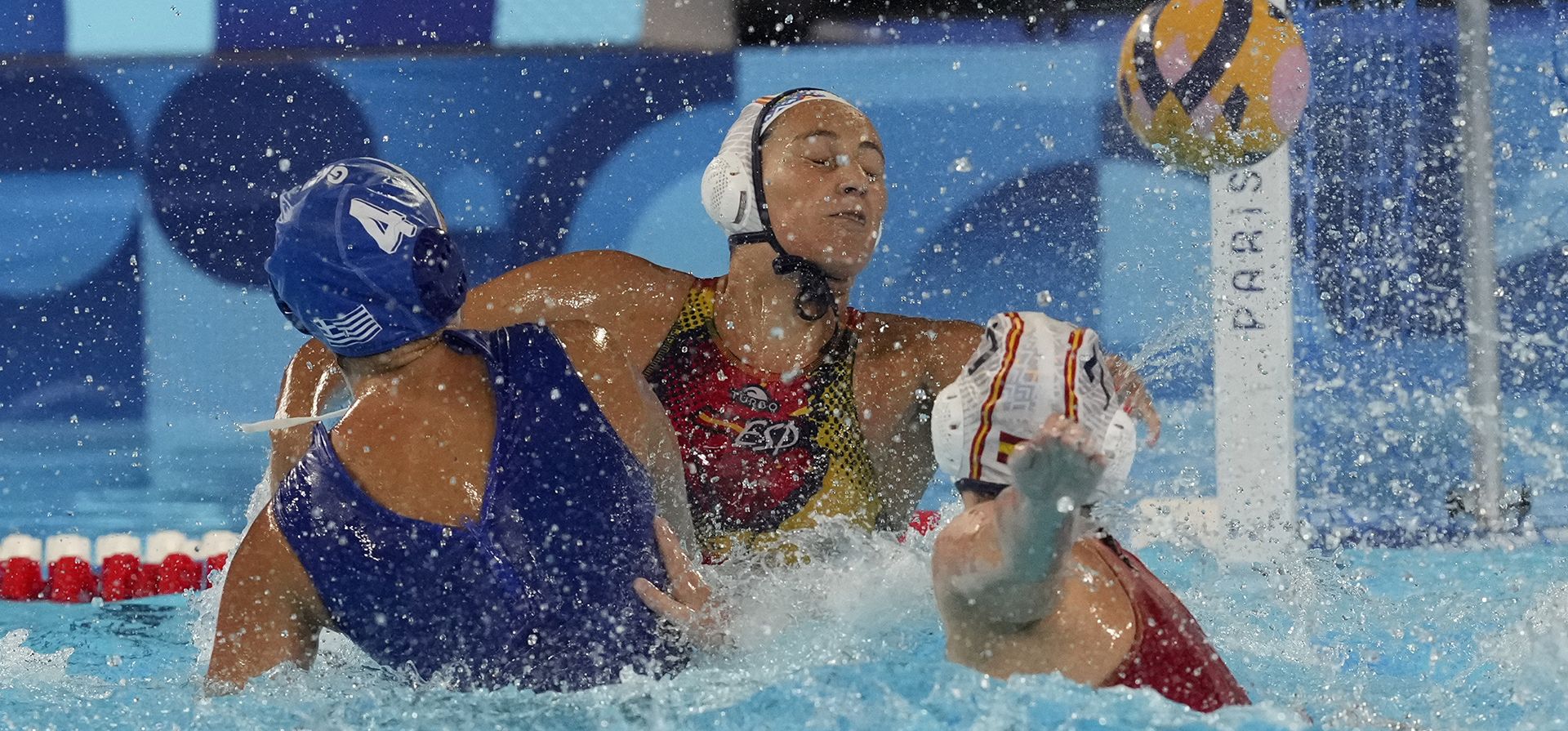 La griega Nikoleta Eleftheriadou (izquierda) dispara para anotar durante un partido preliminar del grupo B de waterpolo femenino entre España y Grecia, en los Juegos Olímpicos de Verano de 2024, el miércoles 31 de julio de 2024, en Saint-Denis, Francia. (Foto AP/Luca Bruno) La griega Nikoleta Eleftheriadou (izquierda) dispara para anotar durante un partido preliminar del grupo B de waterpolo femenino entre España y Grecia, en los Juegos Olímpicos de Verano de 2024, el miércoles 31 de julio de 2024, en Saint-Denis, Francia. (Foto AP/Luca Bruno)