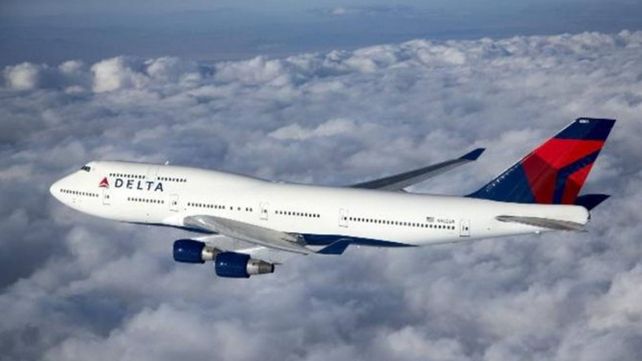 Quiso abrir la puerta en pleno vuelo y la azafata le pegó un botellazo