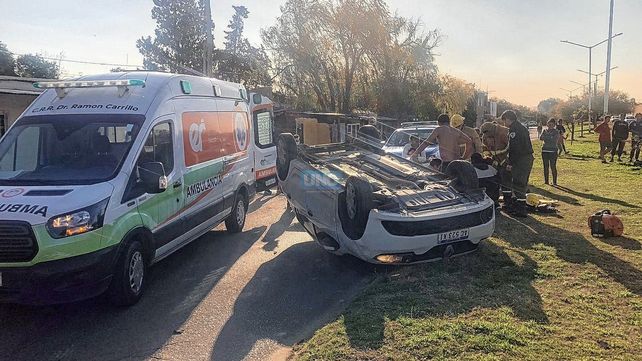 Conductora embarazada chocó un auto y volcó en bulevar