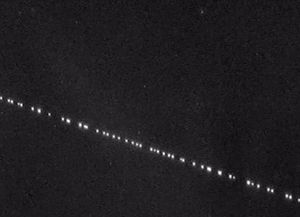 Otra noche con las luces del tren de satélites