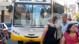 Por un socavón en barrio San Lorenzo, la Línea 5 cambió su recorrido