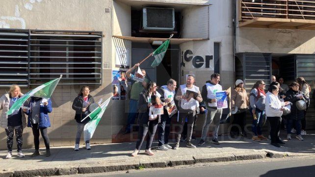 Trabajadores del ICER se apostaron en la puerta de la institución para exigir el pago de sus haberes adeudados y respuestas por parte de las autoridades