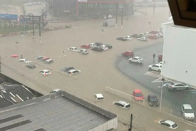 Imágenes impactantes de un intenso temporal en Florianópolis y Camboriú.