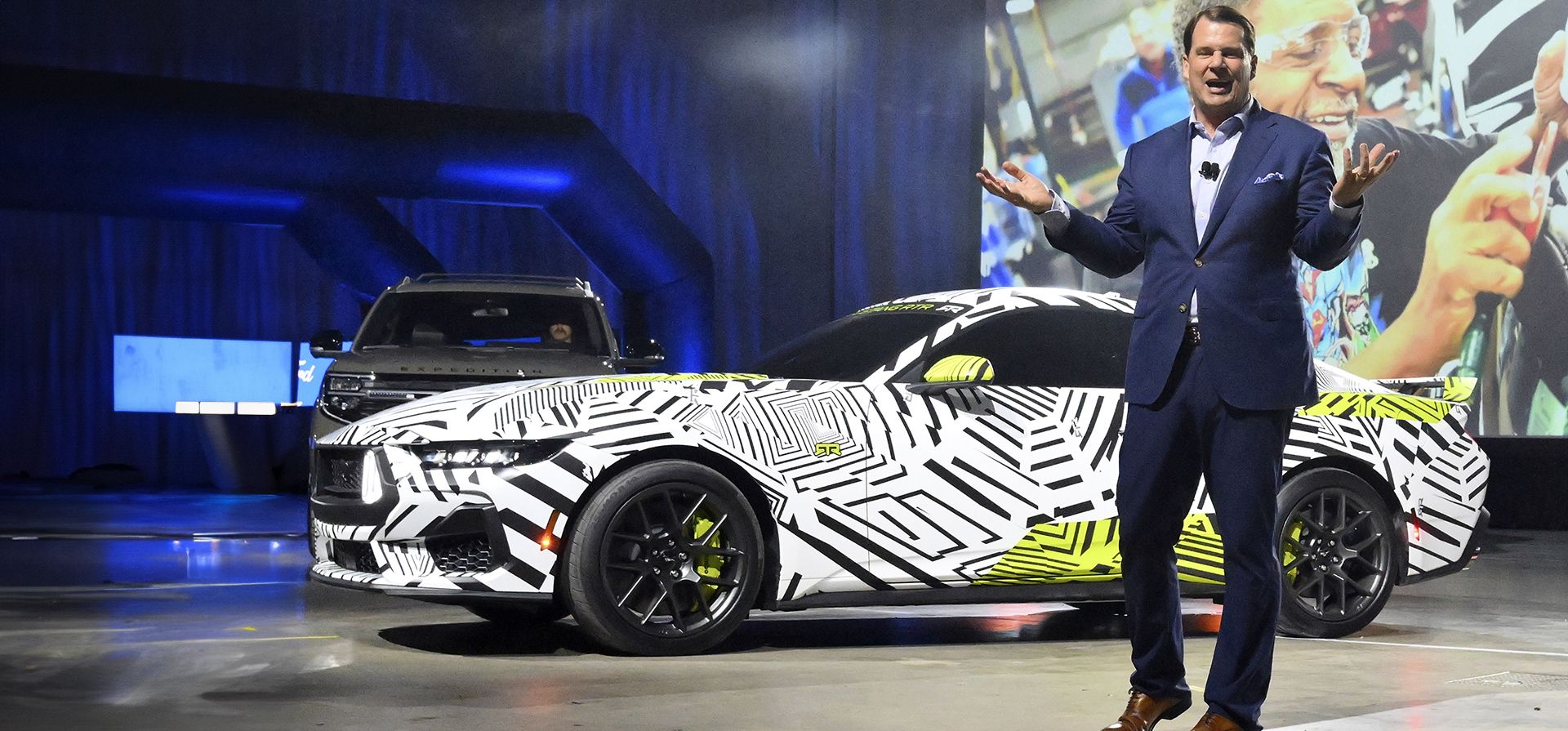 El presidente y director ejecutivo de Ford, Jim Farley Jr., muestra algunos de sus vehículos antes del inicio del Salón del Automóvil de Detroit en Huntington Place, Detroit, el jueves 9 de enero de 2025. (Daniel Mears/Detroit News vía AP) El presidente y director ejecutivo de Ford, Jim Farley Jr., muestra algunos de sus vehículos antes del inicio del Salón del Automóvil de Detroit en Huntington Place, Detroit, el jueves 9 de enero de 2025. (Daniel Mears/Detroit News vía AP)
