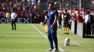 Jorge Almirón se vio en la obligación de meter mano en el equipo de Central que visitará a Argentinos.
